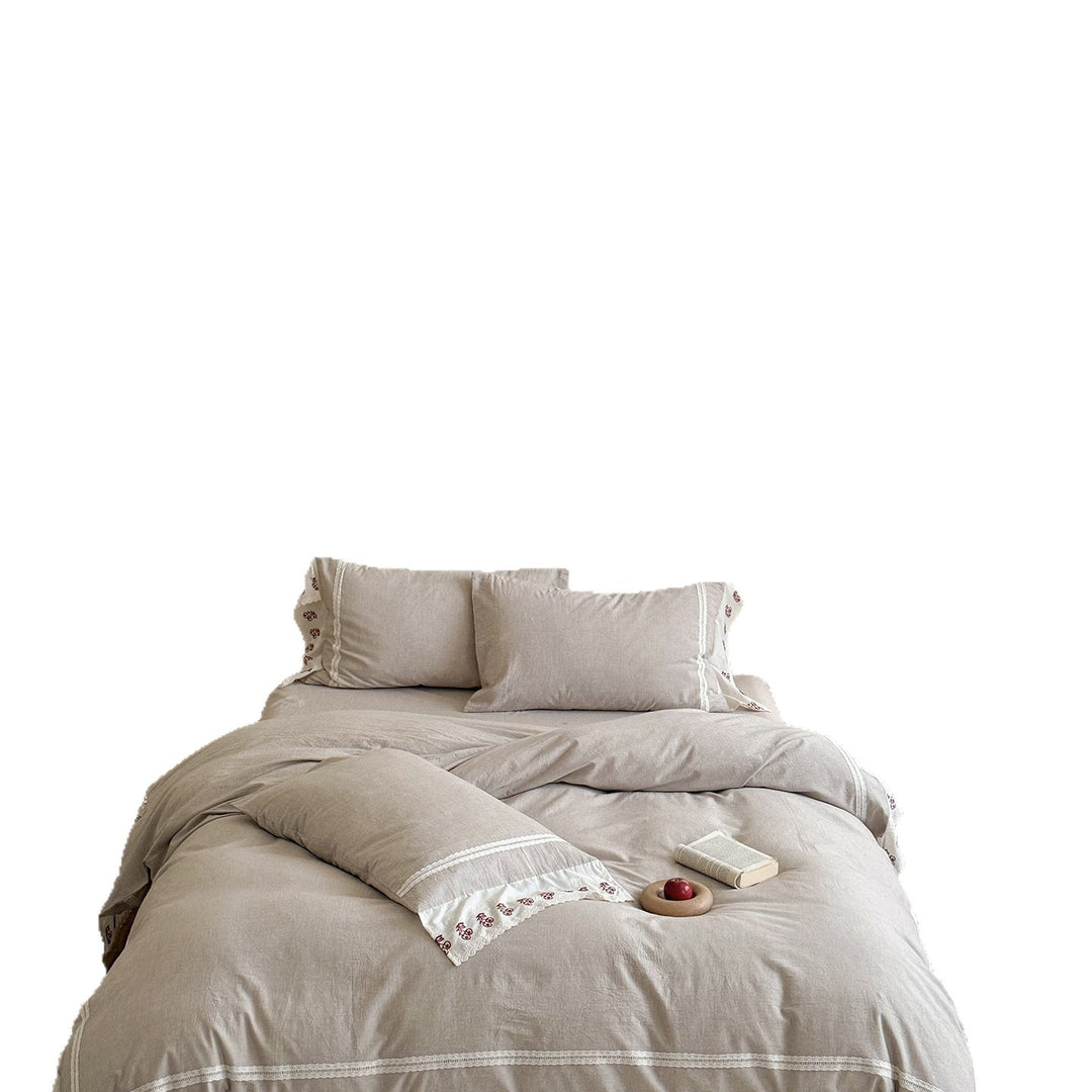 Linen bed linen set with embroidered lace borders