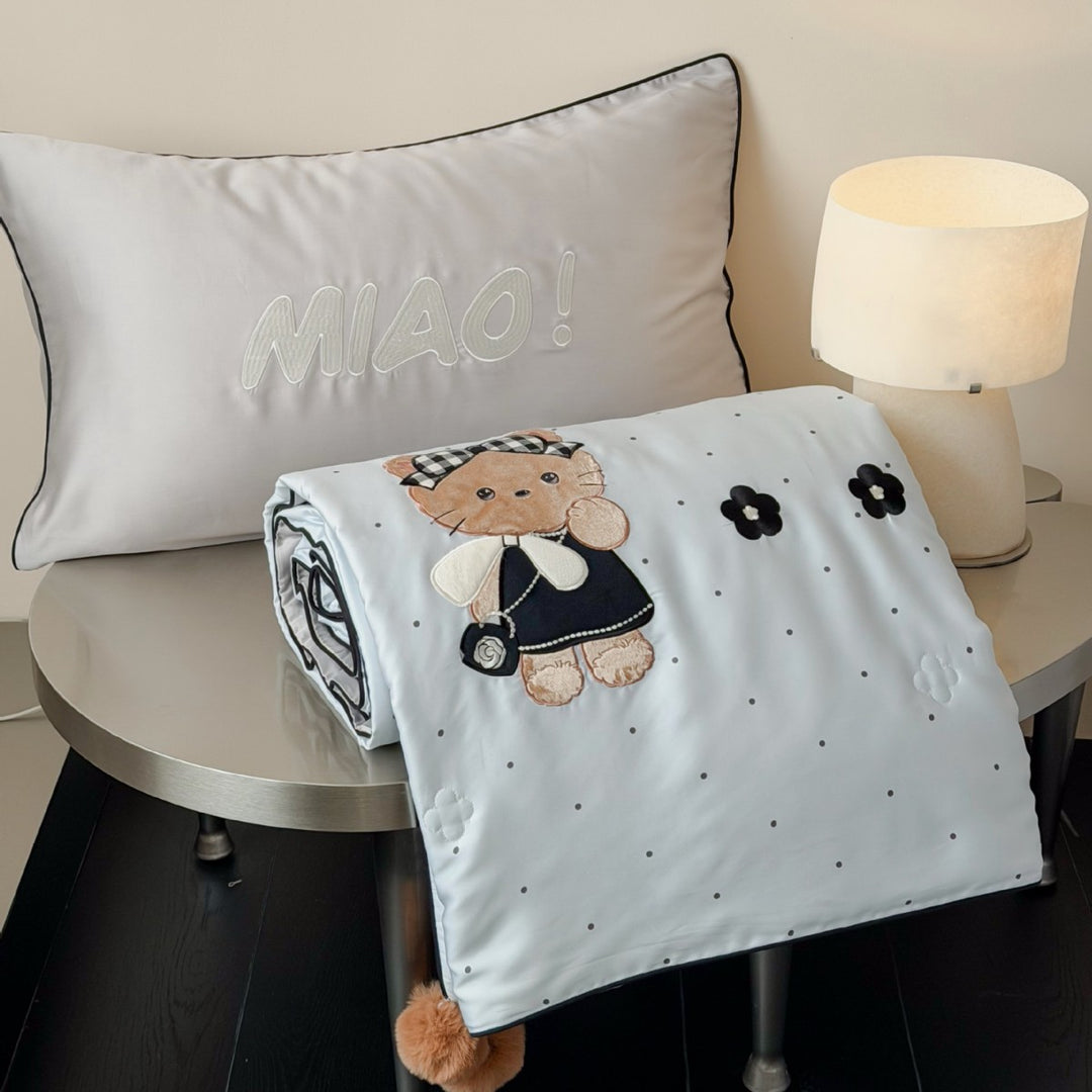 Children's bedding set with quilted cover and bear application