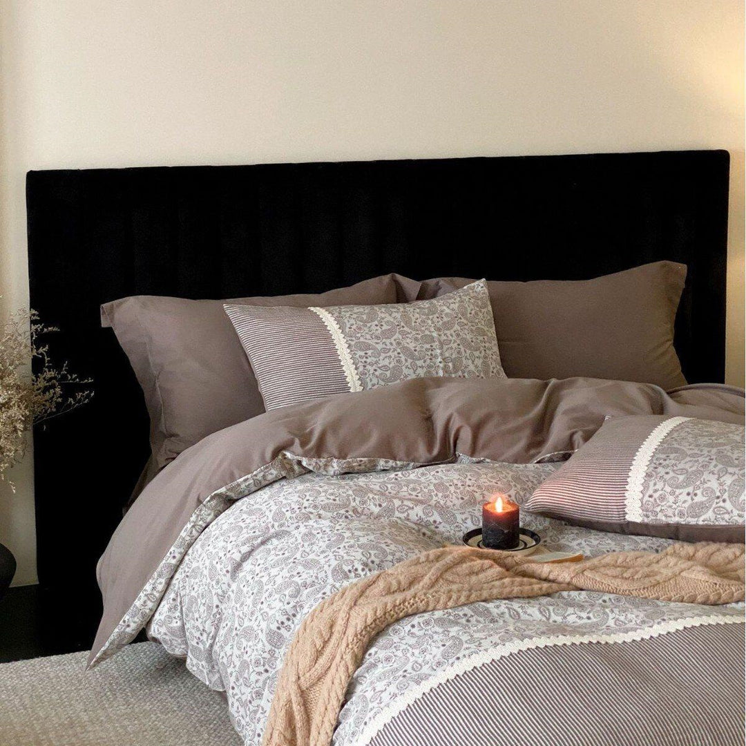 Cotton percale duvet cover set with paisley print, reversible function and lace border