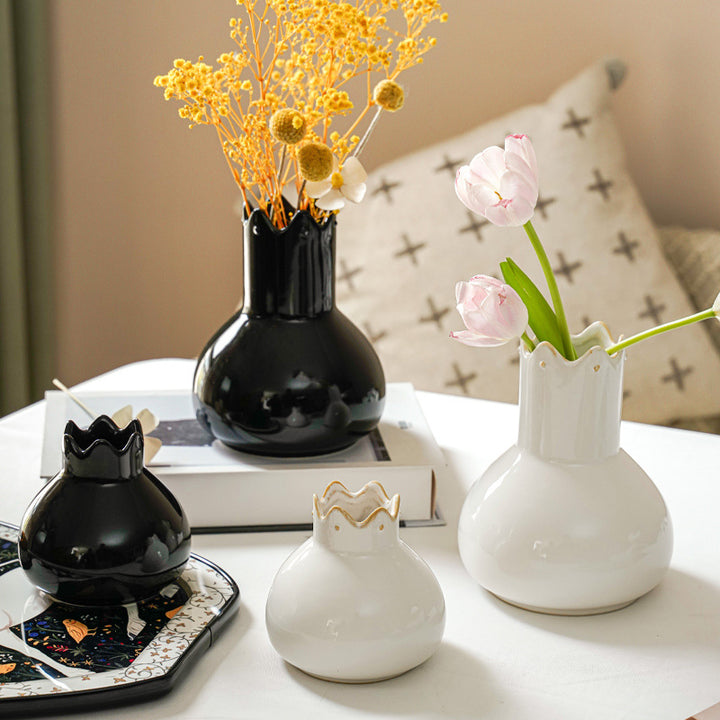 Elegant ceramic vase with wavy edge Kalsten