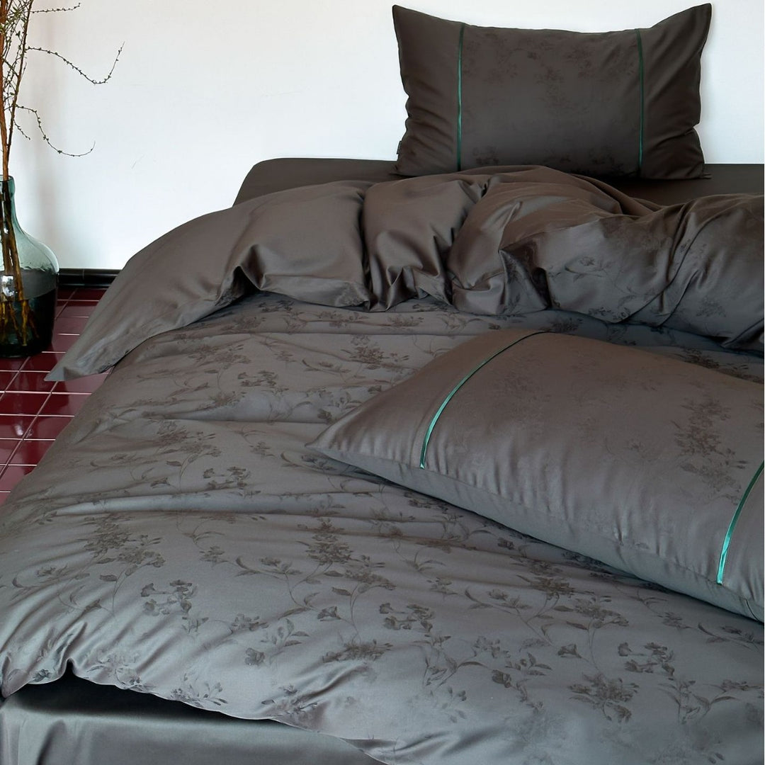 Luxurious jacquard bedding set with embroidered pillowcases
