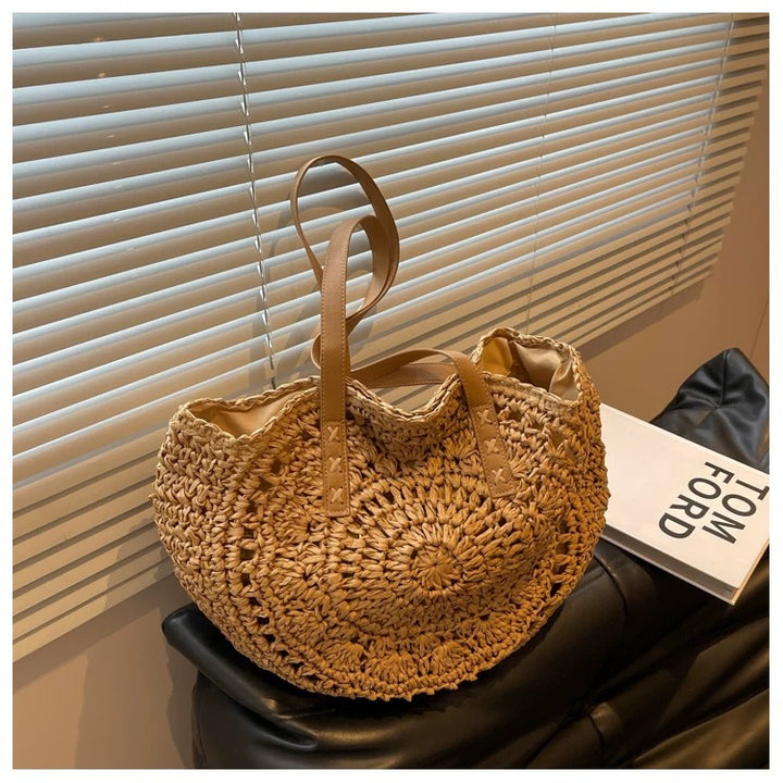 Handcrafted straw shoulder bag with unique design Kalsten