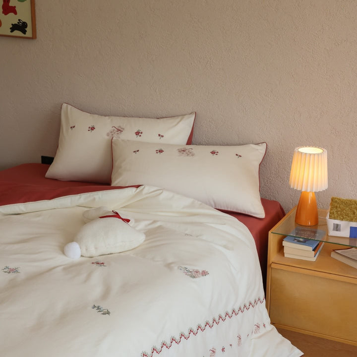 Bedding set with embroidered floral pattern and fine cotton satin