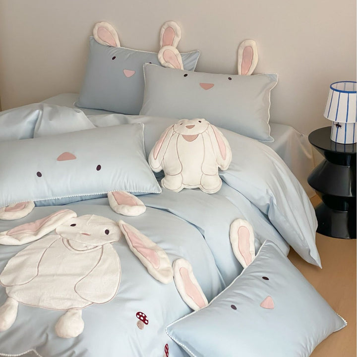 Kids bedding set with 3D bunny appliqué and cuddle pillow