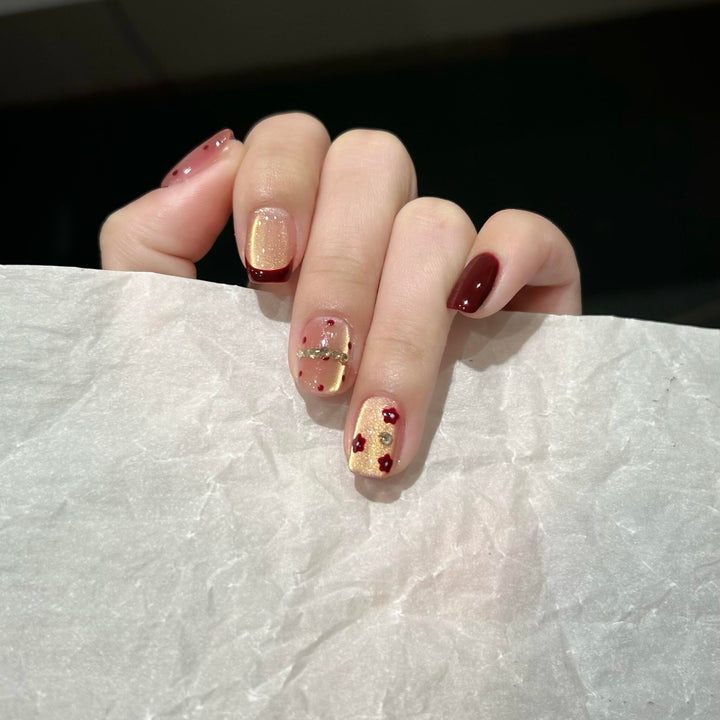 Artificial nails in luxurious glamour design with floral and glittering accents Kalsten
