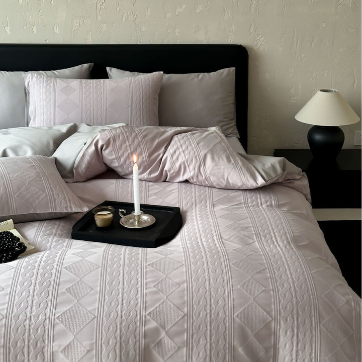 Structured bedding set with embossed cable pattern