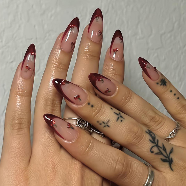 Artificial nail set with elegant tips and glamorous nail accents Kalsten