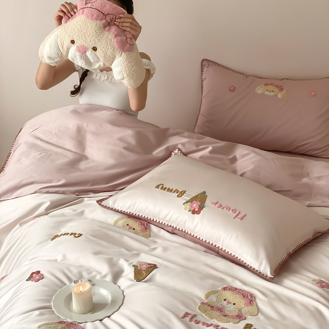 Bedding set made of cotton satin with embroidered cat appliqués and decorative piping