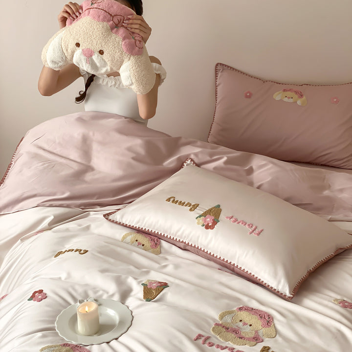 Bedding set made of cotton satin with embroidered cat appliqués and decorative piping