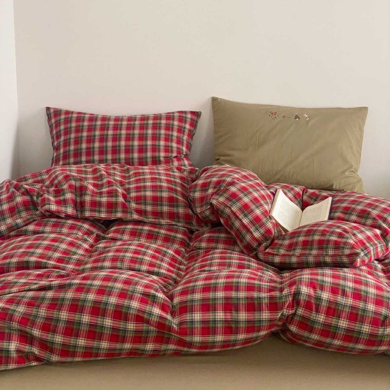 Reversible bedding set made of cotton percale with checkered Vichy pattern and solid colored reverse