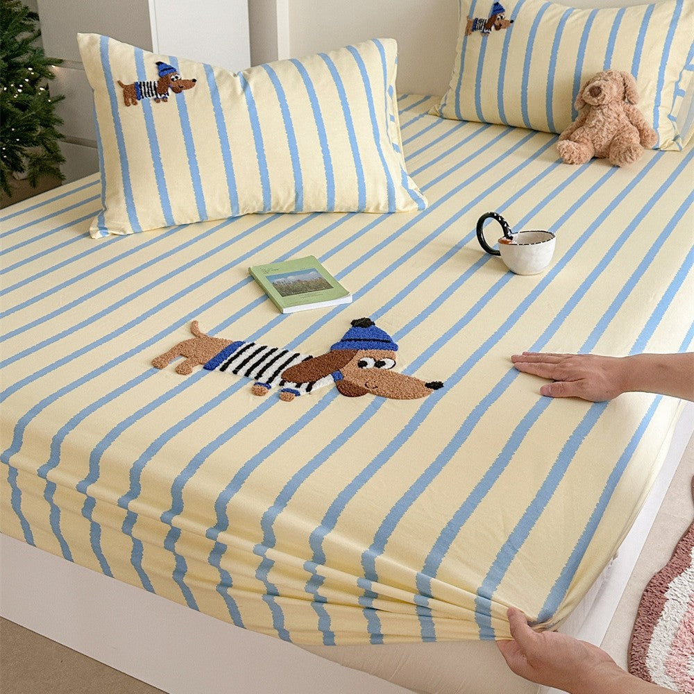 Checked cotton bedding set with embroidered bear appliqué and fitted sheet