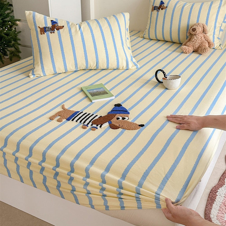 Checked cotton bedding set with embroidered bear appliqué and fitted sheet