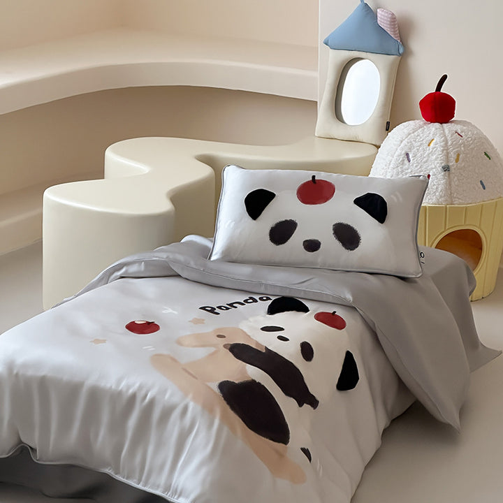 Children's bedding made of silk-matte satin with illustrative panda and apple print as well as fine piping