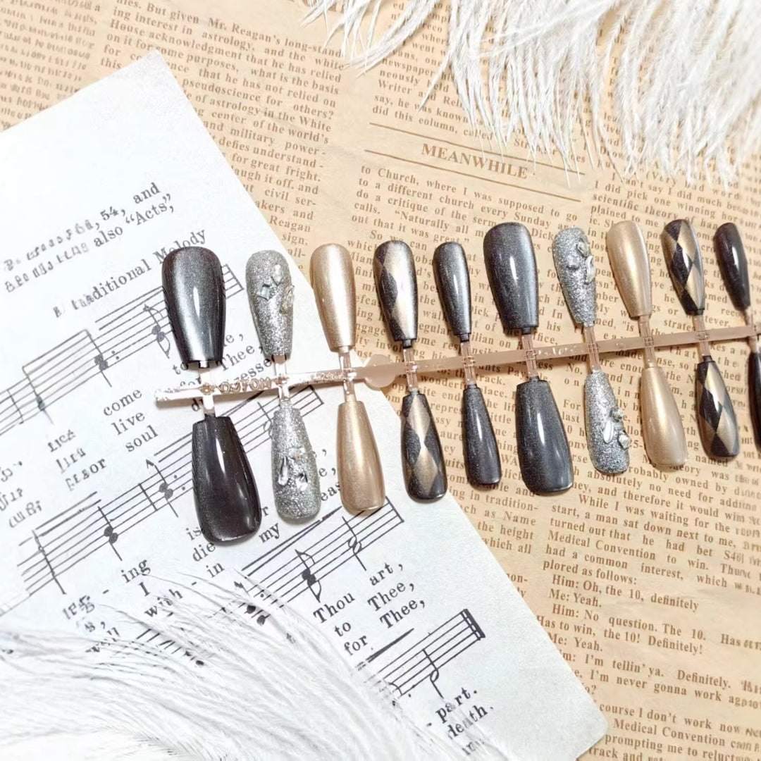 Artifical nails in elegant metallic look Kalsten