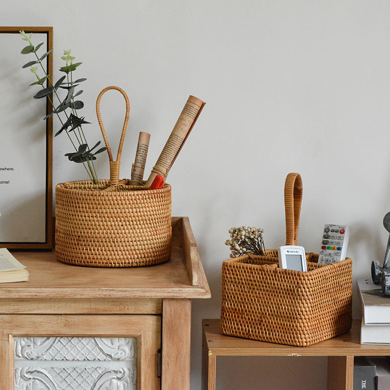 Women's round storage basket made of woven natural material Kalsten