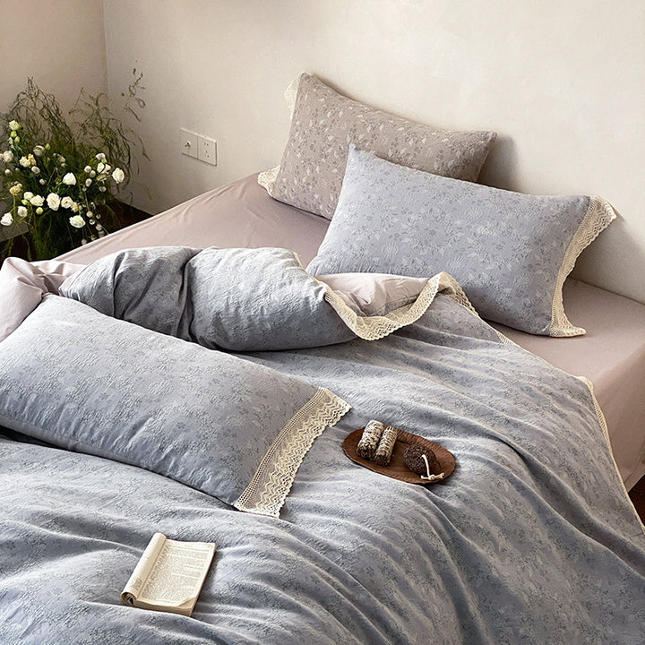 Reversible cotton satin bedding set with fine jacquard structure and lace trim