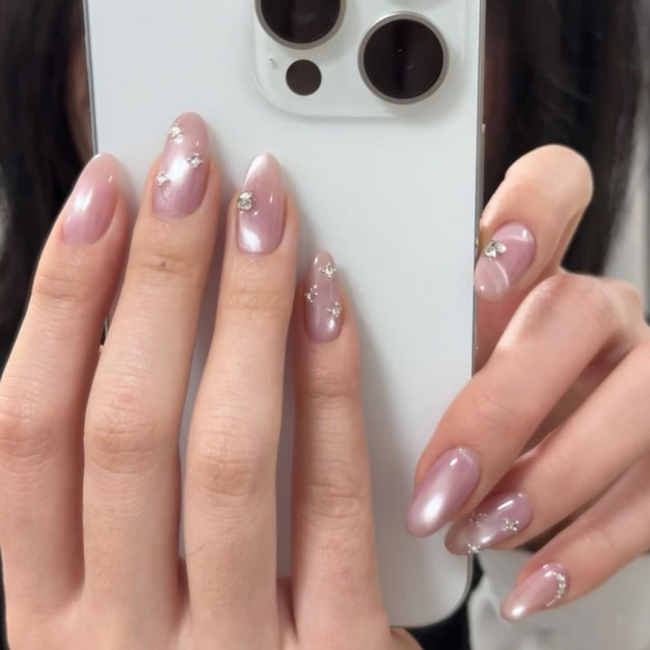 Artificial nail art with glitter embellishments Kalsten