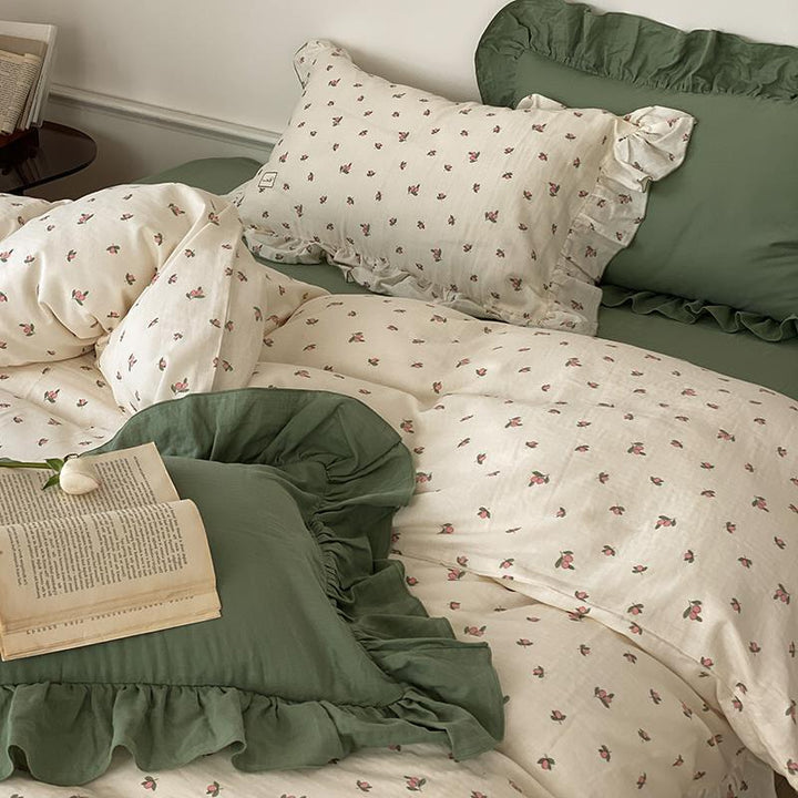 Cotton bedding set with delicate floral pattern and decorative ruffle
