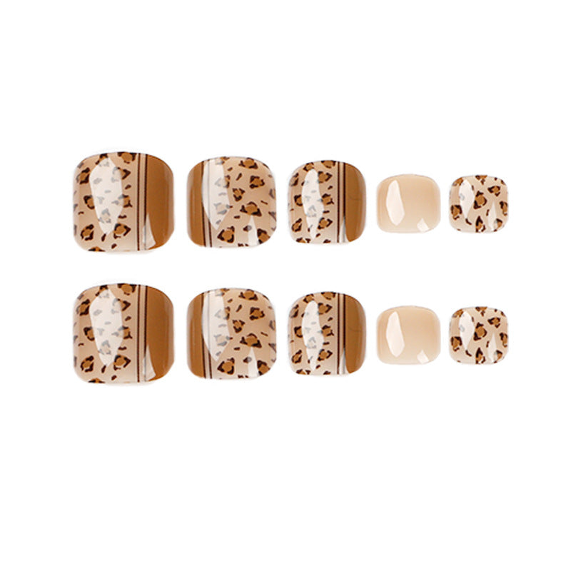 Artful toenail design with leopard pattern and modern lines Kalsten