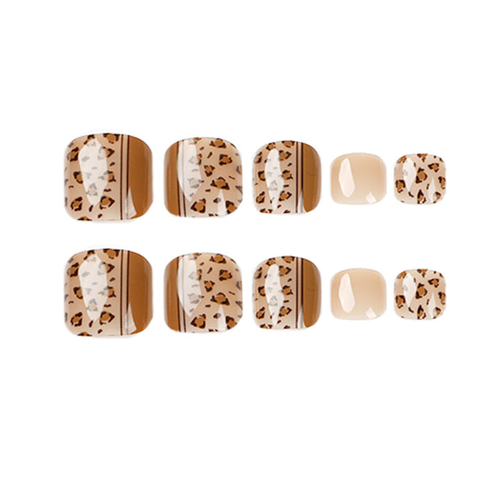 Artful toenail design with leopard pattern and modern lines Kalsten