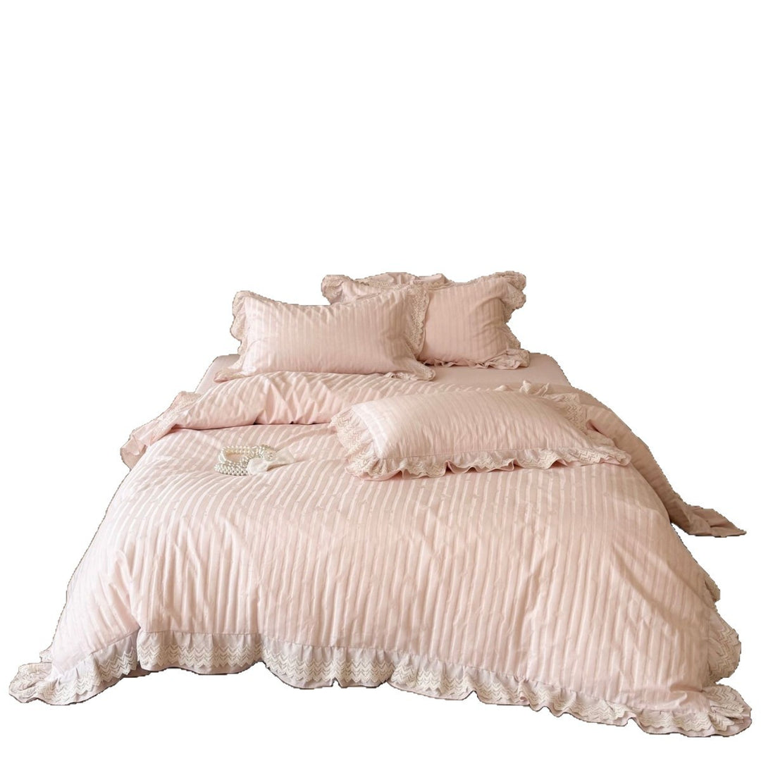 Luxurious lace bedding set with ruffles and jacquard texture