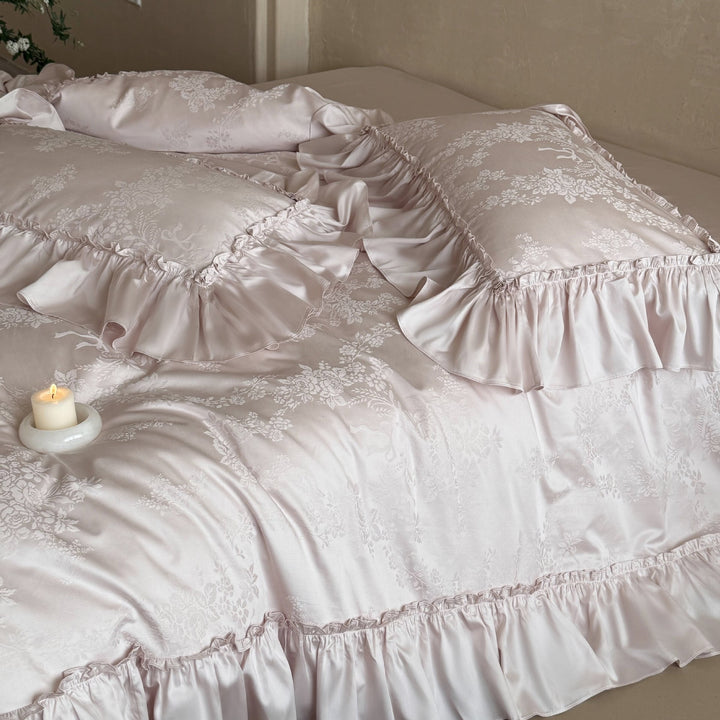 Luxurious bedding set with ruffles and jacquard pattern