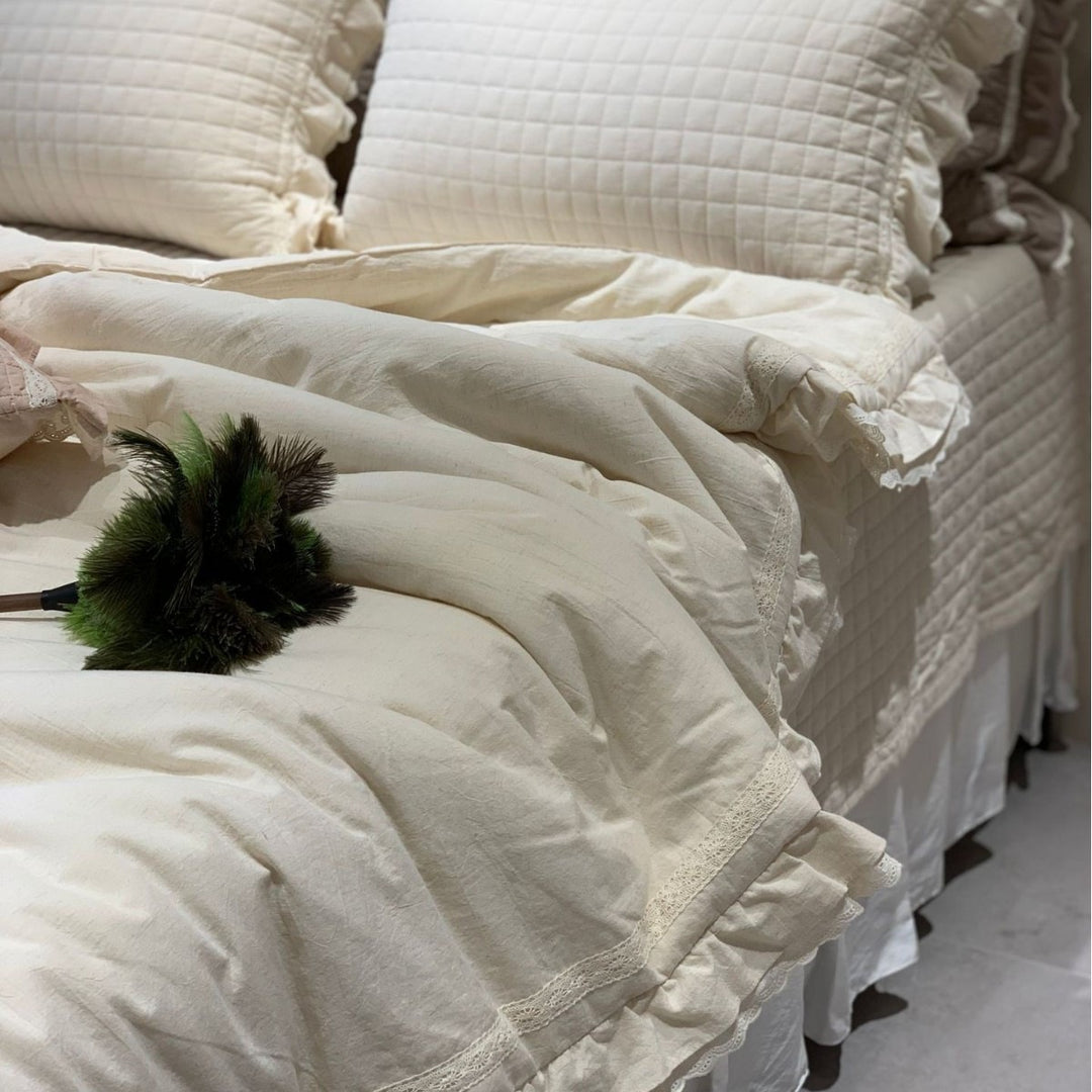 Luxurious cotton bedding set with lace ruffle and quilted bedspread