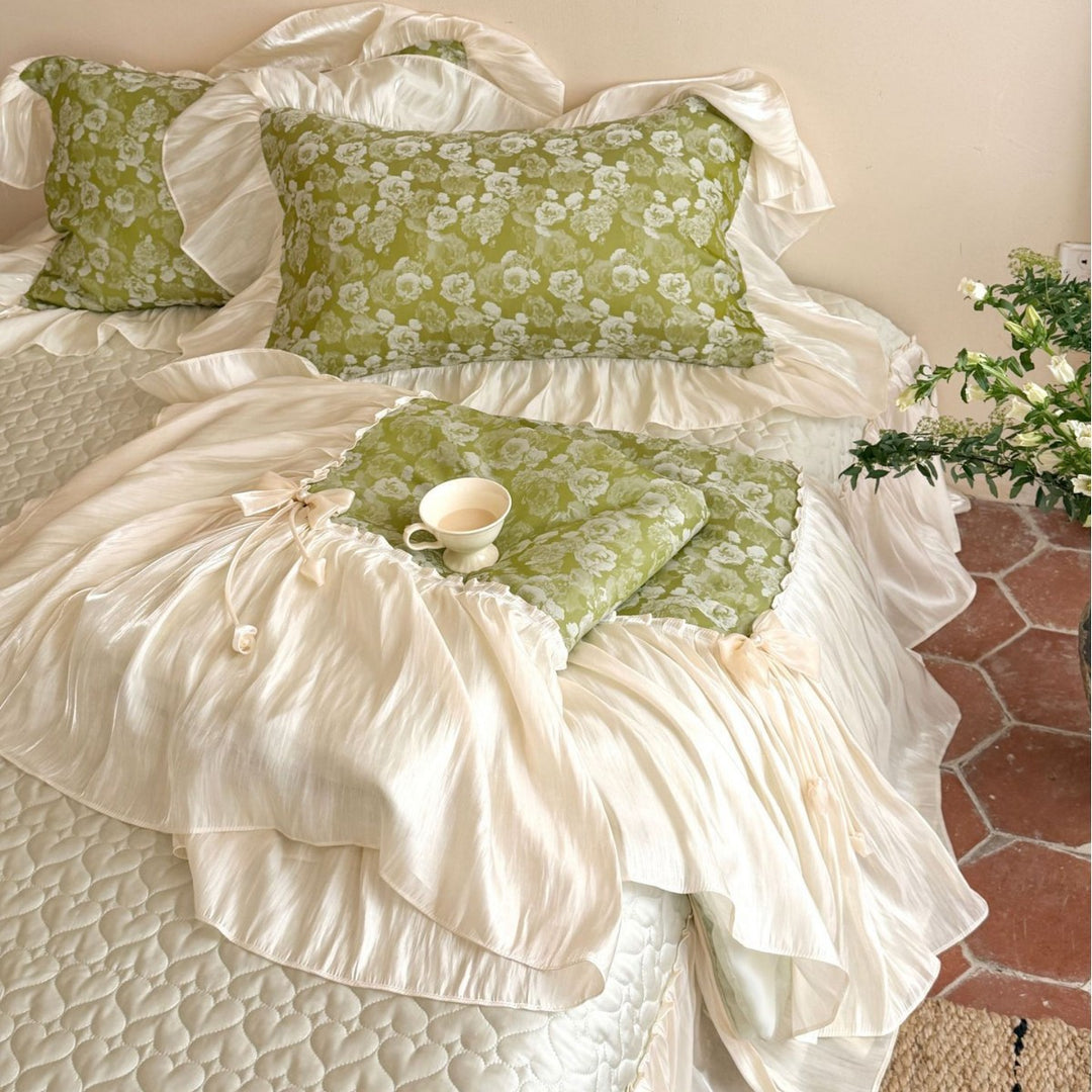 Luxurious Ruffled Bedding Set made of Satin with Duvet and Bedskirt