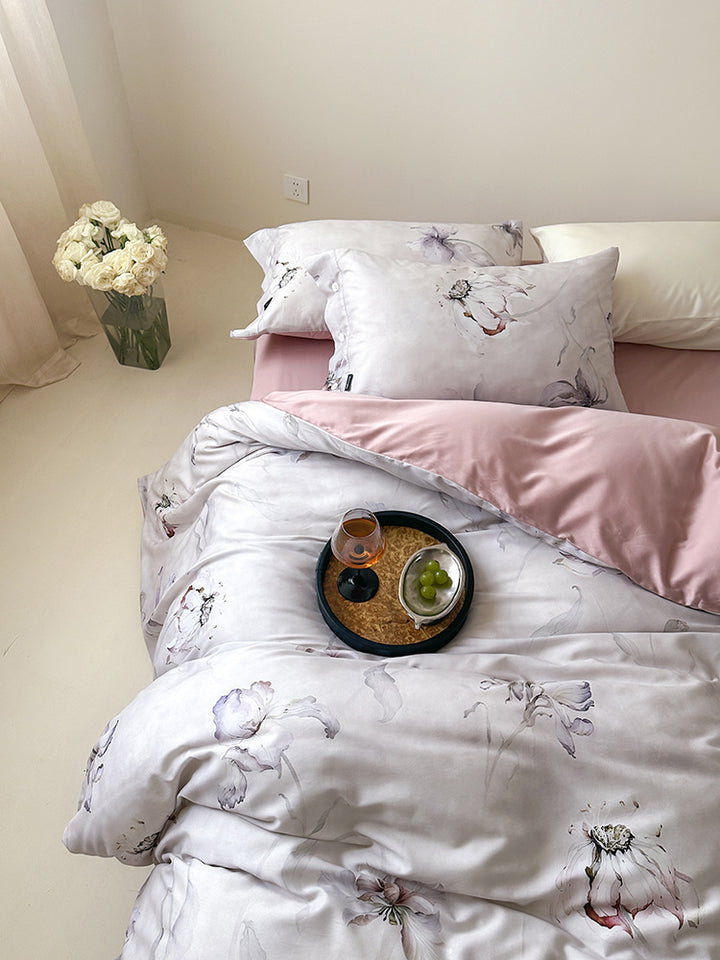 Bedding set made of fine cotton satin with delicate rose watercolor print