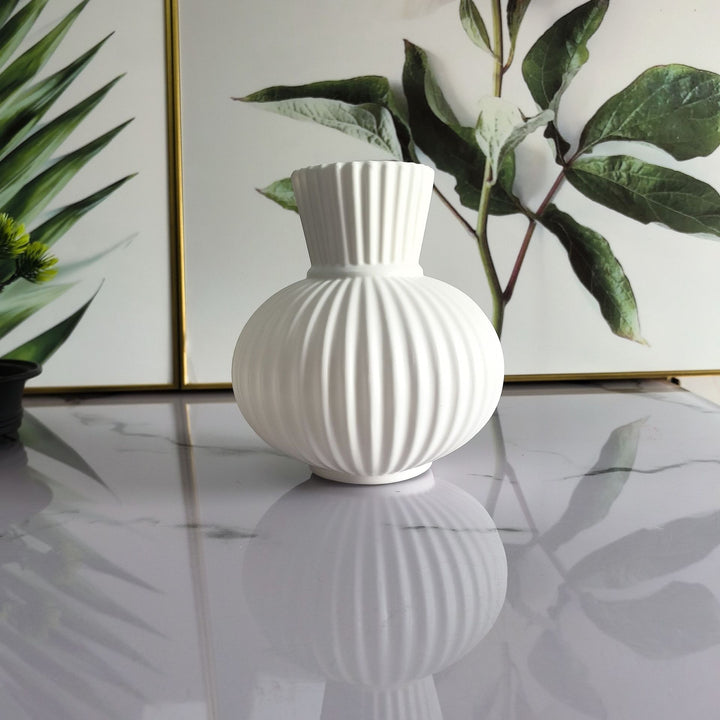 Elegant Ribbed Ceramic Vase Kalsten