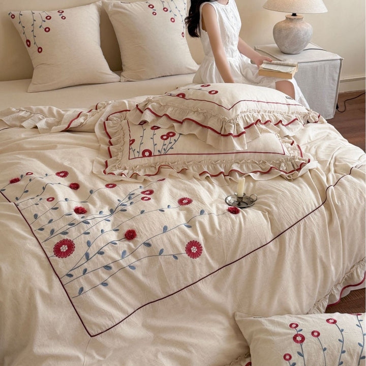 Bedding set made of cotton with floral embroidery and playful ruffle hem