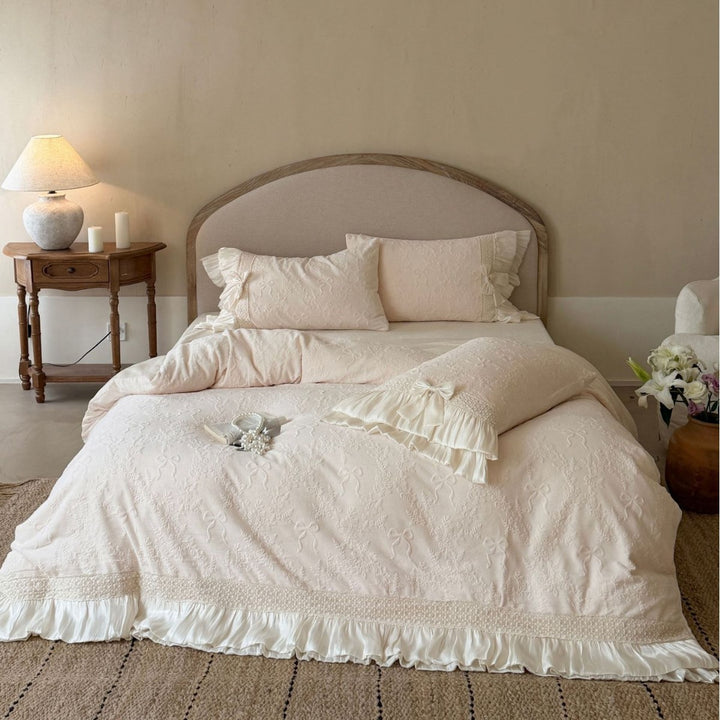 Bedding set with quilted jacquard structure and pleated ruffle