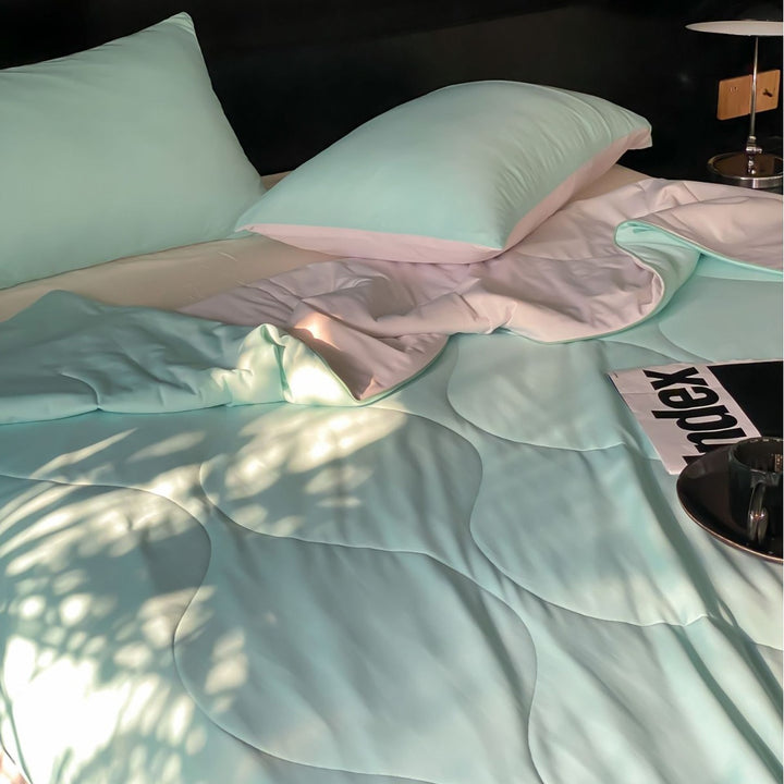 Light quilted blanket made of microfiber satin, breathable and hypoallergenic