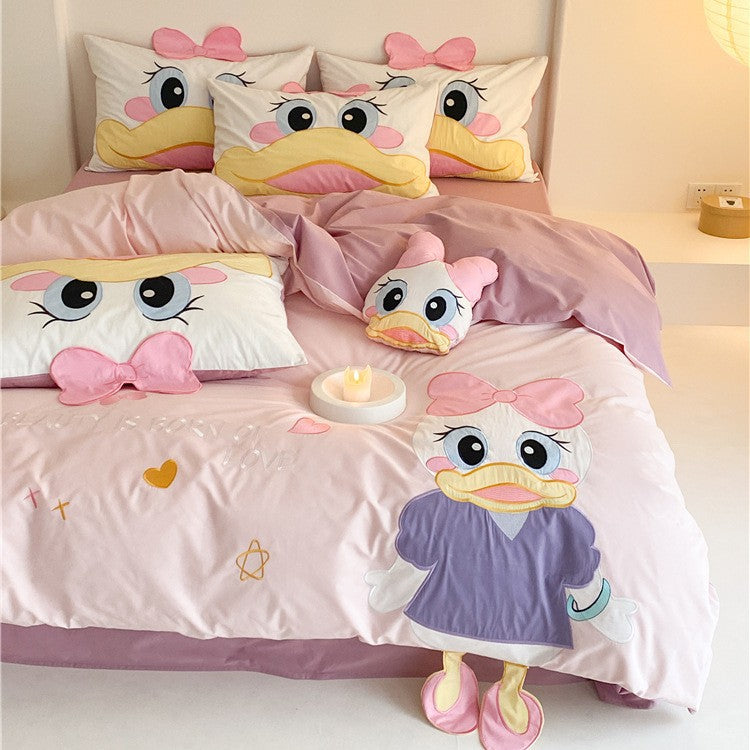 Children's bedding set with three-dimensional tiger applique and ear pillow