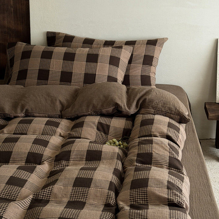 Large check bed linen set made of cotton percale with breathable finish