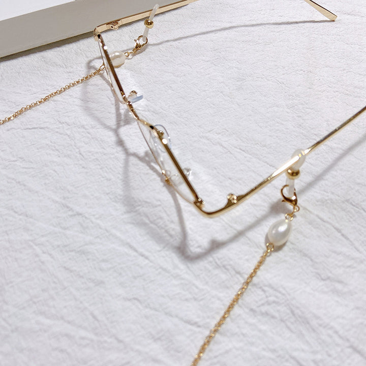 Elegant jewelry holder chain with pearl and gold accents Kalsten