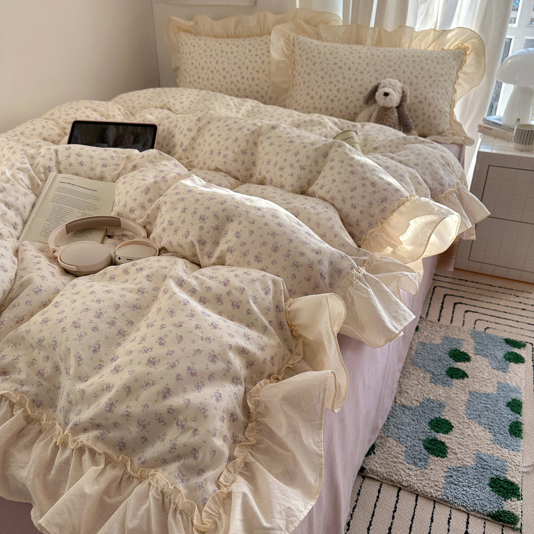 Bedding set made of cotton percale with delicate floral design, ruffle frill and reversible duvet cover