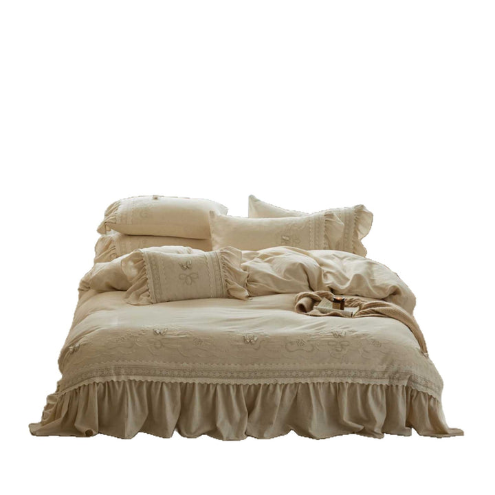 Romantic bedding set with ruffled hem, embroidery and frilled bed skirt