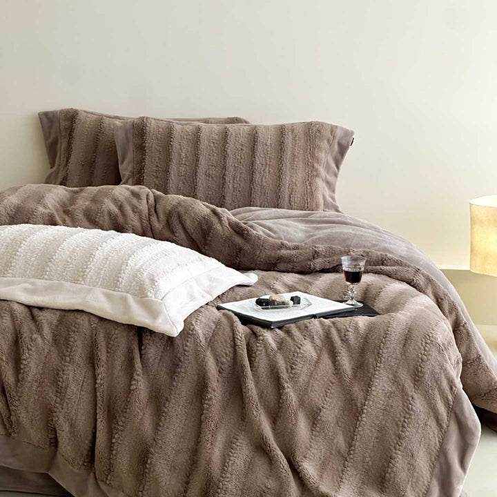 Plush duvet cover set with relief stripes and Sherpa finish