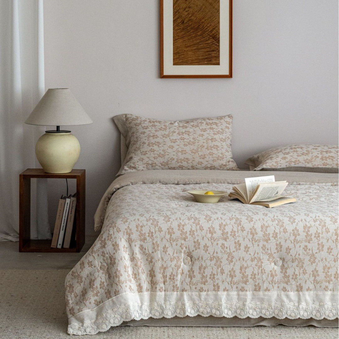 Quilted bedspread and pillowcase set made of cotton-linen with floral jacquard structure and lace edge