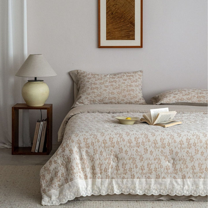 Quilted bedspread and pillowcase set made of cotton-linen with floral jacquard structure and lace edge