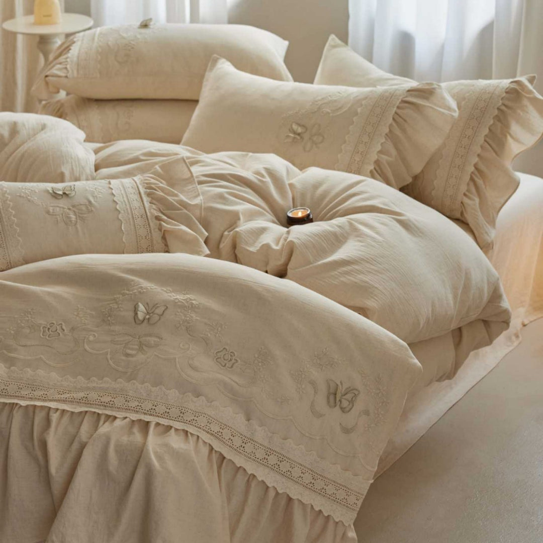 Romantic bedding set with ruffled hem, embroidery and frilled bed skirt