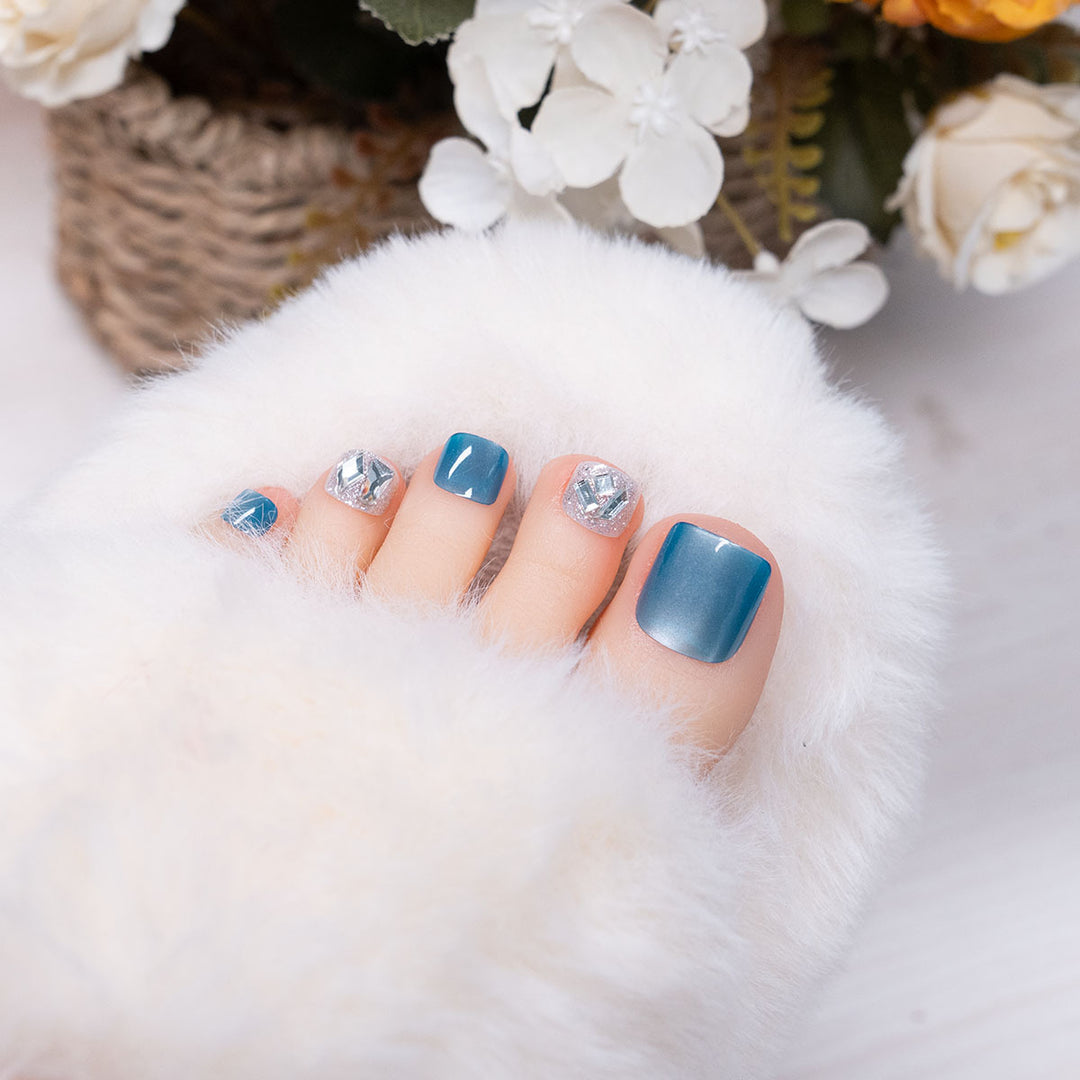 Luxurious Press-On Toenail Art