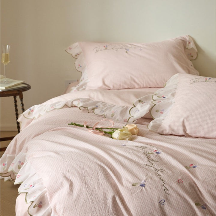 Playful cotton bedding set with ruffles and appliqués