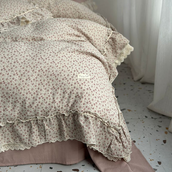 Duvet and pillowcase set made of cotton cambric with ruffles and eyelet embroidery