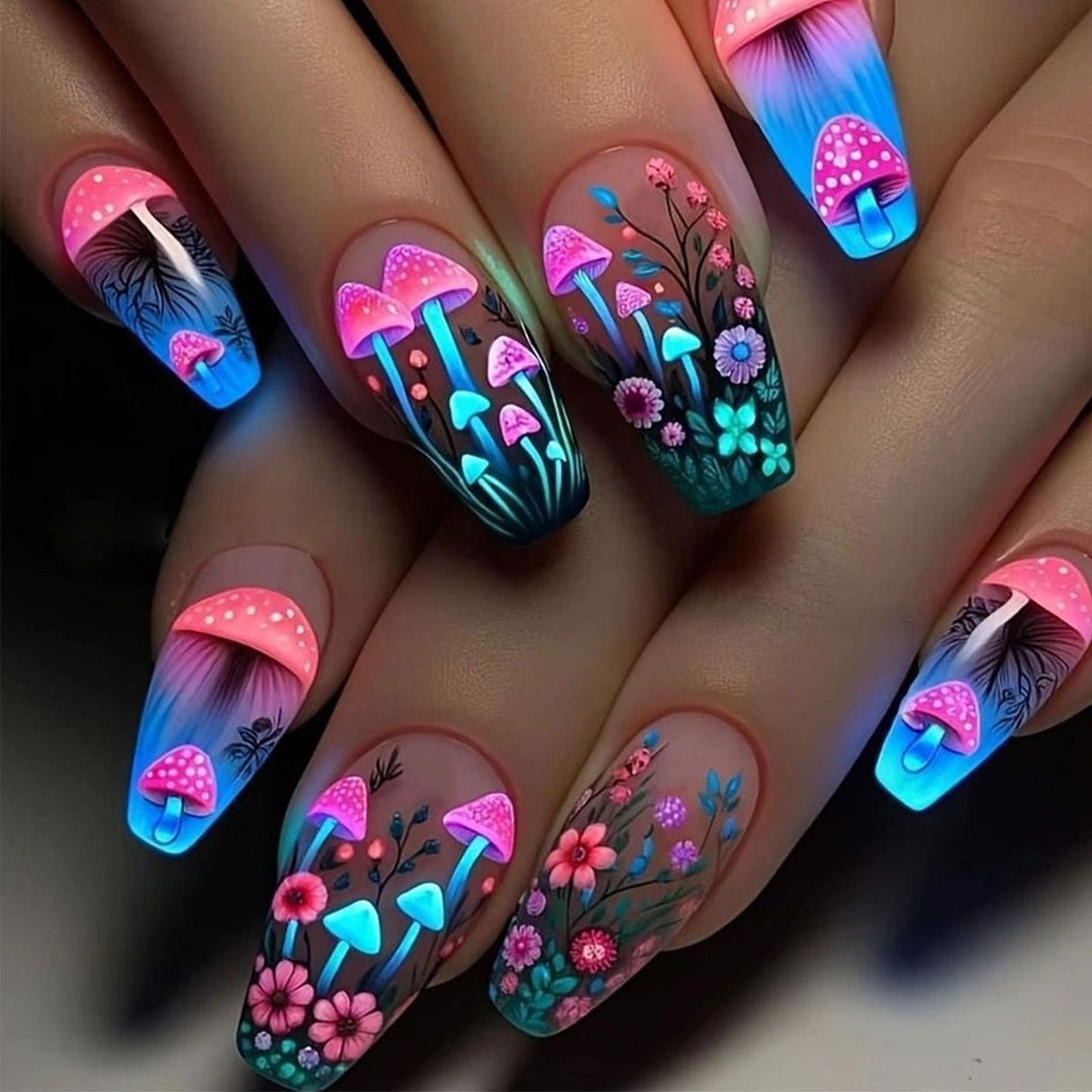 Elegant Artificial Nails with Detailed Gold Decorations Kalsten