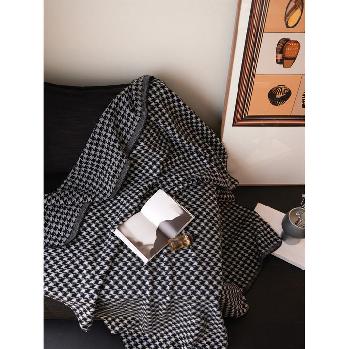 Houndstooth cuddly blanket with fine weave structure and decorative edge
