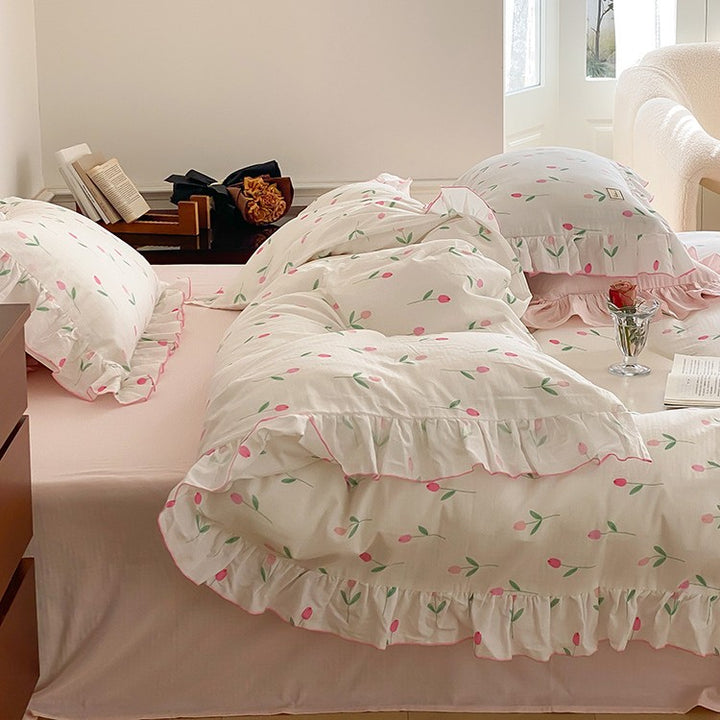 Cotton bedding set with delicate floral pattern and decorative ruffle
