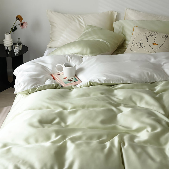 Reversible bedding set made of cotton satin with a silky feel and subtle quilted border