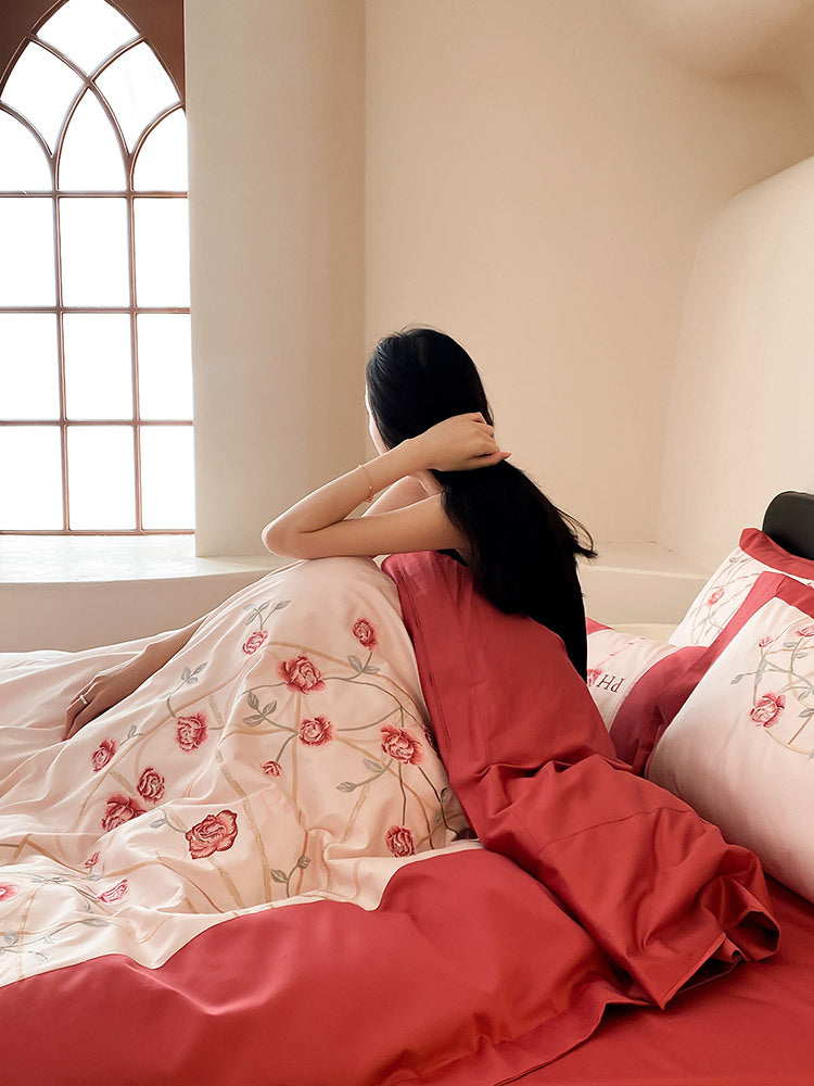 Luxurious embroidered bedding set made of cotton satin with rose motif